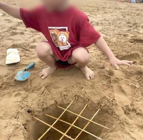 母親曬孩子在沙灘制竹簽陷阱引爭議 照片曝光直接讓人大呼意外