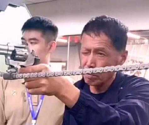 退役老人逛射擊館槍槍10環(huán) 連射5槍太厲害了