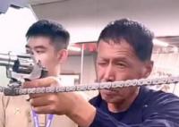退役老人逛射擊館槍槍10環(huán) 連射5槍太厲害了