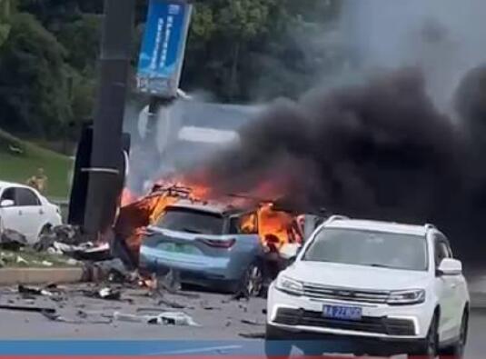 浙江警方通報蔚來汽車撞路柱起火 原因揭秘直接讓人傻眼了