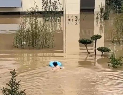 男子10次潛入洪水為救援隊開小區大門 結果真的令人大吃一驚