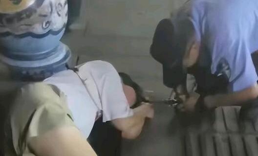女孩疑因低價擺攤遭同行棍棒毆打 真相到底是什么?