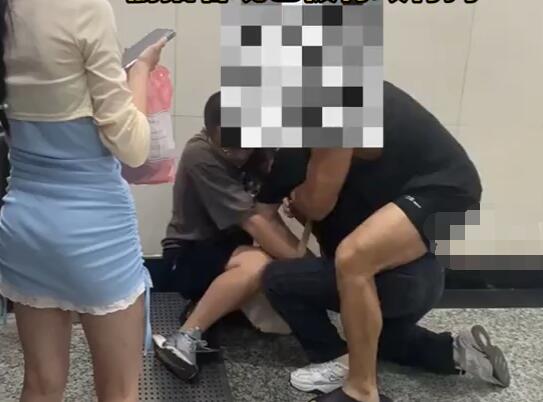 重慶一男子偷拍女生被市民控制 背后真相簡直驚呆了眾人