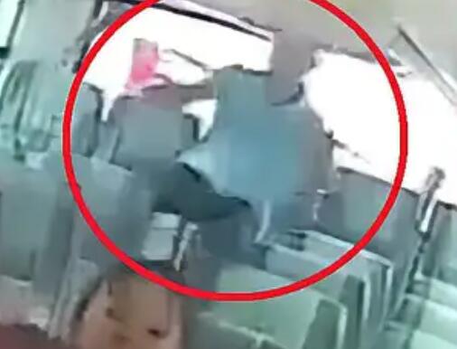大爺坐大巴車被彈起6次 多處骨折 真相揭露真的令人大吃一驚