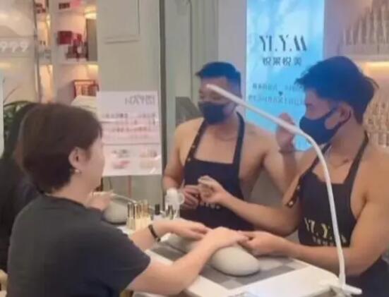 美甲店帥哥光膀子服務(wù)?老板回應(yīng) 原因揭秘直接讓人傻眼了