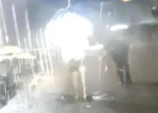 山洪來臨福州一村莊敲鑼通知撤離 一開始積水有大腿那么深