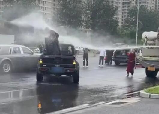 婚鬧天花板?新郎被灑水車噴水 噴水的是新郎的一位朋友