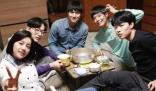 月薪3萬(wàn) 他們卻選擇長(zhǎng)期住青旅 在這家青旅里聚餐經(jīng)常有