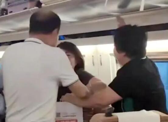 高鐵拒換座被打女子:對方先動手 不停的推搡小桌板打我的左臂