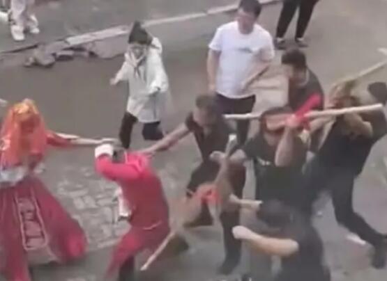 新郎接親被追打是習俗?當地辟謠 背后真相實在讓人驚愕