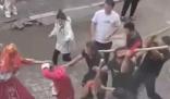 新郎接親被追打是習(xí)俗?當(dāng)?shù)乇僦{ 背后真相實在讓人驚愕