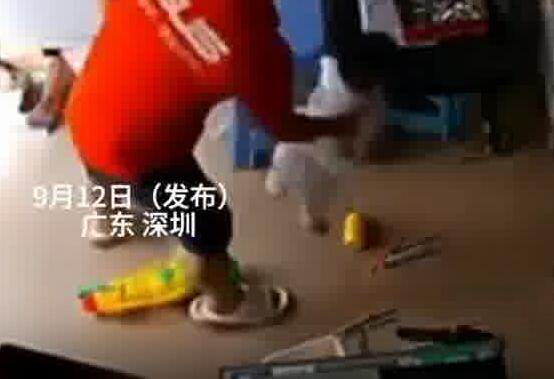 男子抱孩子玩耍時手機發(fā)生自燃 究竟是怎么回事？
