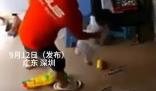 男子抱孩子玩耍時手機發(fā)生自燃 究竟是怎么回事？