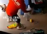 男子抱孩子玩耍時手機發生自燃 究竟是怎么回事？