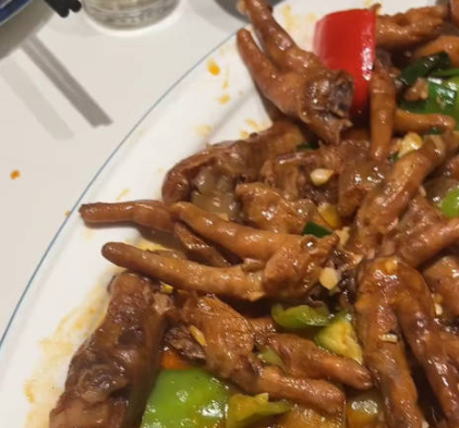 男子懷疑飯店的雞爪是別人吃過的 究竟是怎么回事？