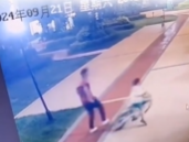 孩子在小區騎車被男子踹倒 究竟是怎么回事？