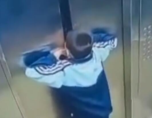 小孩因電梯故障被困徒手扒開門逃生 到底是什么情況？