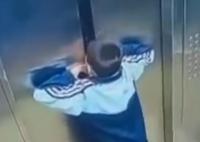 小孩因電梯故障被困徒手扒開門逃生 到底是什么情況？