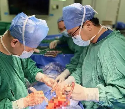 農(nóng)民工遭樹枝橫向貫穿胸腔后強行拔出 該傷者已出院居家休養(yǎng)