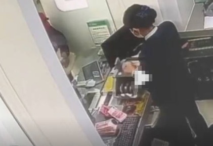 銀行回應老人存錢后賬戶數額少千元 背后真相實在讓人驚個呆