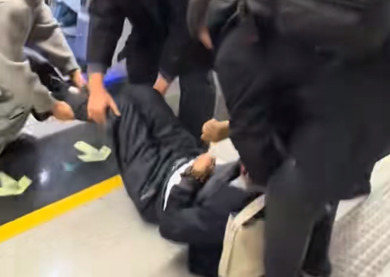 深圳一男子在地鐵暈倒 乘客接力相助 共同營造了溫暖和諧的乘車環境