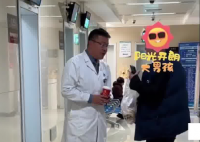 醫生下門診后向患者要了個肉夾饃 外地來的患者都給加號太感人