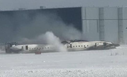 美客機(jī)著陸倒翻 乘客驚慌爬出機(jī)艙 這也太可怕了