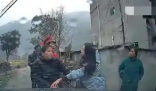 大媽強(qiáng)硬攔婚車 拿磚頭砸車頭 究竟是怎么回事？