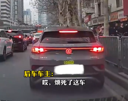 女子主干道停車下來(lái)排隊(duì)買燒麥 原因竟是這樣太崩潰了
