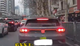 女子主干道停車下來排隊(duì)買燒麥 原因竟是這樣太崩潰了