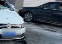 父母車禍輕微傷 女子跪謝愛車護主 到底是什么情況？