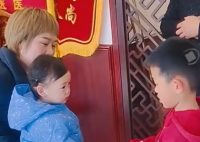 8歲小孩哥給肘關(guān)節(jié)脫位女寶正骨 這已經(jīng)不是第一次了