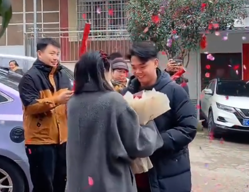 00后小伙把大學班主任娶回家 究竟是怎么回事？