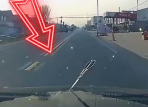 男子駕車遇天降剪刀扎在車頭上 究竟是怎么回事？