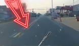 男子駕車遇天降剪刀扎在車頭上 究竟是怎么回事？