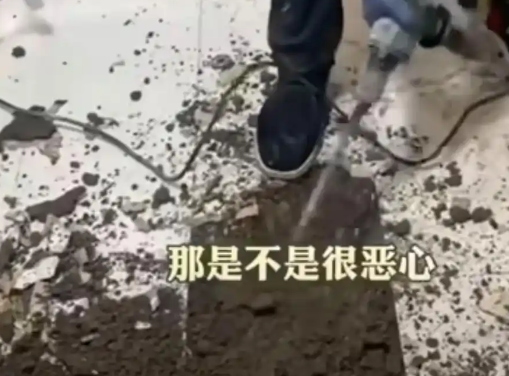 女子吐槽樓上鄰居馬桶正對自家廚房 究竟是怎么回事？