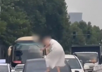 女子路上持械打砸多輛車(chē)被逮捕 事件始末2025最新消息