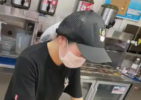 騎手安慰因訂單多崩潰的女店員 奶茶店外賣(mài)訂單爆單