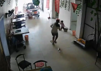 11歲姐姐飛身救妹 爺爺稱(chēng)不要賠償 究竟是怎么回事？