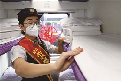 世界首條環(huán)沙漠鐵路是如何“煉”成的？
