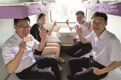 世界首條環(huán)沙漠鐵路是如何“煉”成的？