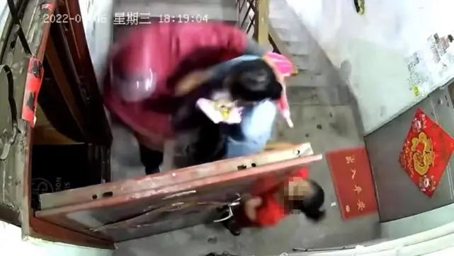 警方通報“母女被雨衣男拖拽進屋”，案件細節披露！