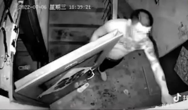 警方通報“母女被雨衣男拖拽進屋”，案件細節披露！